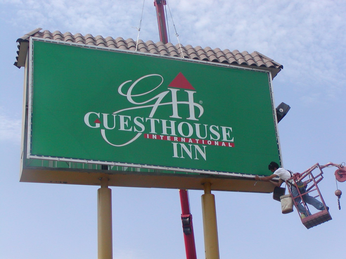 Pylon sign installed for GuestHouse Inn